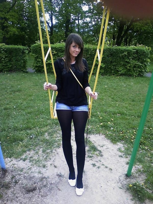 lifeinpantyhose:  un parc, une balançoire, une photo 