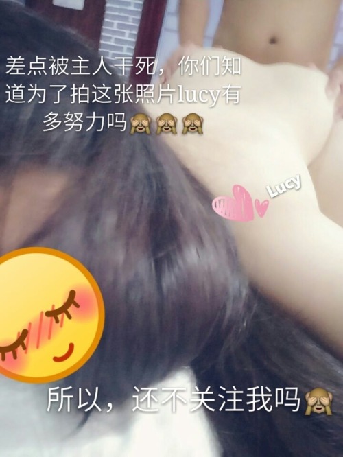 lucyasan: 新学期第一次露出  好羞涩 主人的大T恤刚能盖住屁屁 稍微一抬手就露出来惹 第一次穿露小骚逼的丝袜出去耶  虽然只是溜达了一圈 回来之后也湿的不行不行的啦 超级紧张刺激 昨晚还当了