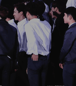 dazzlingkai:jongin groping his own buttTryna seduce his bae behind by groping his own ass