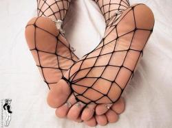 sexy-bare-feet:  Fishnets http://ift.tt/2jRljD3