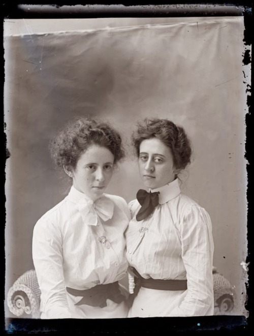 edwardian-time-machine:  Rare Female Portraits of Rural America from 1909-1912 Hundreds of female portraits made by an itinerant photographer named Hugh Mangum, who rode the trains to the small towns of North Carolina, Virginia and West Virginia. Source