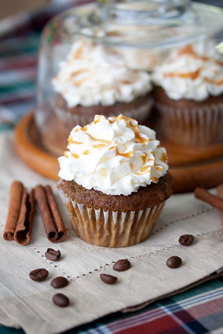 cakesonholiday:  Pumpkin Spice Latte Cupcakes  pretty sure half of tumblr just flipped