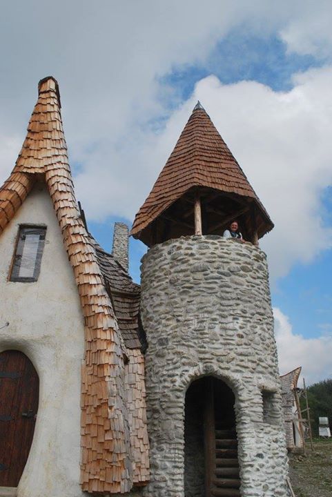 voiceofnature:Castelul de Lut Valea Zanelor, eco castle in Romania. Here’s a video too.