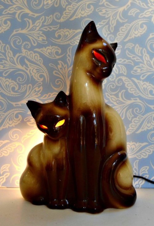 saltlampblues: ennairda: amazing, Siamese Cat Lampmy mom always had this lamp on her bedside table m