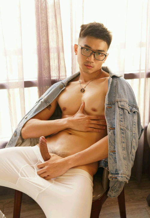 loveasianmale: dean-asianhunks: ^^1  @Kayson Loh      03/09/18    Om