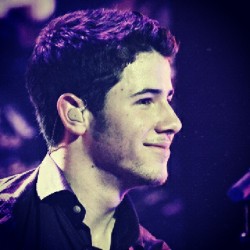 jonasandselenalover:  #Look @nickjonas #Cute