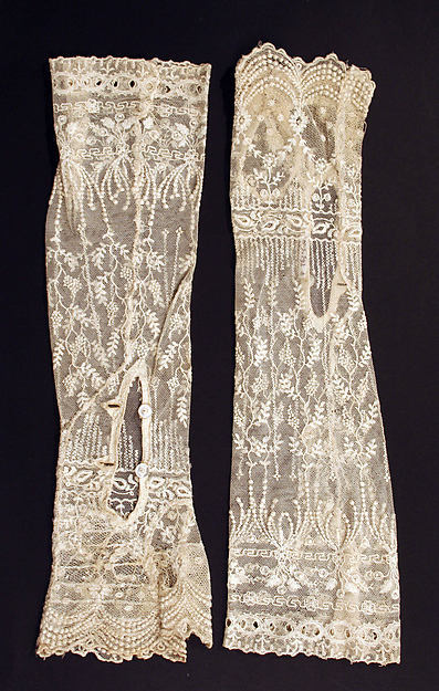treasures-and-beauty:Lace mitts and train from a wedding ensemble, British, 1923.