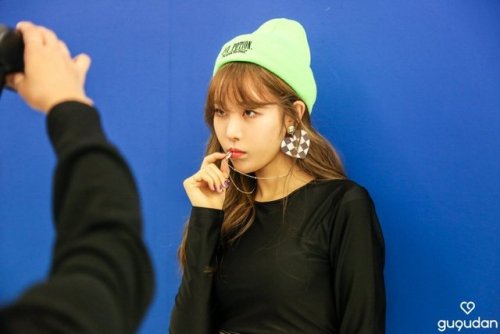 gu9udans - [PIC] 181106 Genie Jacket shooting behind