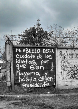 troubles-loves-me:  “Mi abuelo decía: cuídate de los idiotas, porque son mayoría y hasta eligen presidente”- Recoleta, Santiago de Chile.