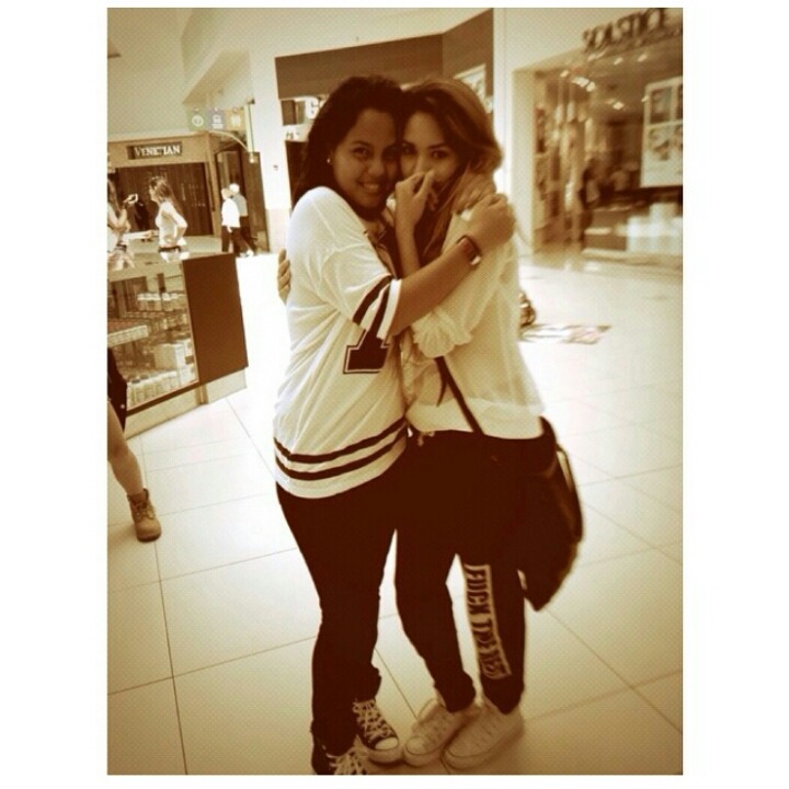 mizzjasminevillegasnewz:  Jasmine v with a fan in Orlando