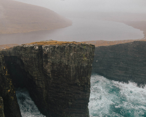 Porn photo king-underthe-mountain:The floating Lake Sørvágsvatn.