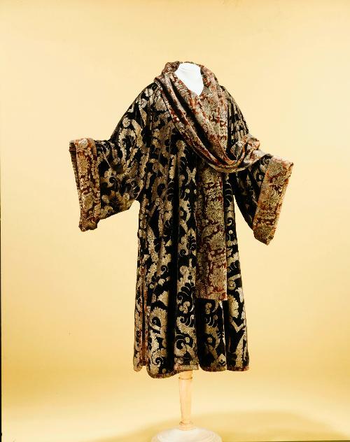 omgthatdress:  CoatMariano Fortuny, 1920Musée Galliera de la Mode de la Ville de