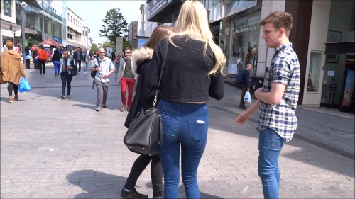 streetscenesuk: Candid video of a sexy blonde in some nice tight jeans. mega.nz/#!zIwRhY5b!