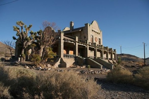 congenitaldisease:  Rhyolite is an abandoned ghost-town located in Nevada. Built in during the Gold Rush era in 1904, it was a mining town. By 1916, it was completely abandoned. It consisted of hotels, stores, a small school, an electrical plant, and