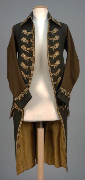 thegentlemanscloset:Embroidered Wool coat second half of the 18th century. Black with brown sleeves 