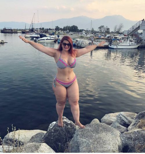 Porn Pics Mega thick thighs on this bikini babe