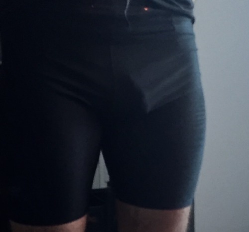 Caught anon with big bulge and VPL visible penis line. Love freeballing dudes…