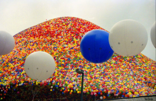 unexplained-events:  thedrofpeppers:  unexplained-events:  Back in 1986, In an attempt to break the record for most released balloons at one time, The United Way of Cleveland released 1.5 MILLION balloons into the air. They called it Balloonfest 86’.