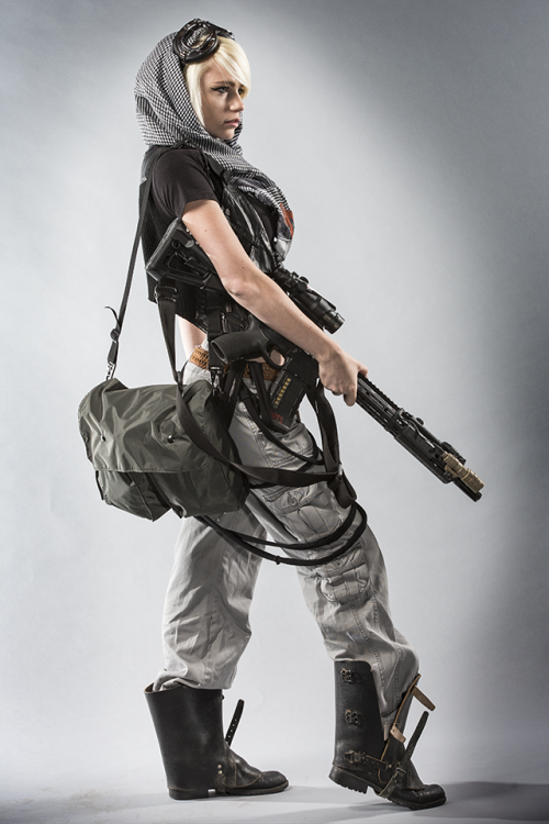 weaponoutfitters:  Rin with a Parallax Tactical 13.7” Barrel build and Claymore messenger bag inspired by the actual carrying bag used for Claymore antipersonnel mines and made with premium components