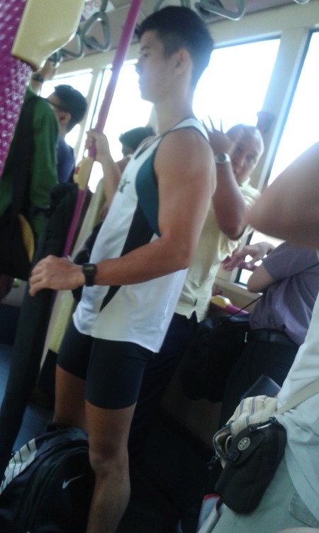 merlionboys: Remember the cute canoeing boy spotted on the bus from about half a year ago? He had since been enlisted, only to get hotter lol. And no, that was not the ice bucket challenge. http://merlionboys.tumblr.com/ 