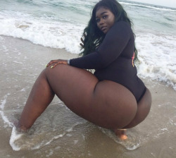 Fukkmebeautiful: Ga-Damn:  All Thighs And Black Ass! Gadamn!  Who Is This!!!?  I