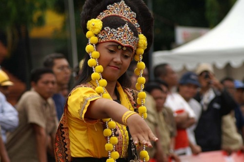 An essential quality of Javanese dance is the lack of a term synonymous with dancer.“Despite the ter