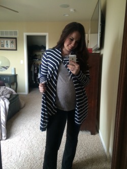 mickeynicole2:  Peek a belly…25 weeks 