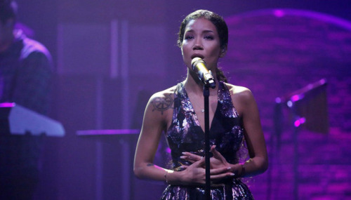 [171106] Jhené Aiko Performing “While We’re Young” On Late Night With Seth Meyers.