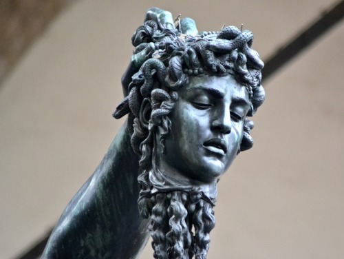 ex0skeletal: Perseus Beheading Medusaby Benvenuto Cellini 1645-1554  Loggia dei Lanzi, Florence