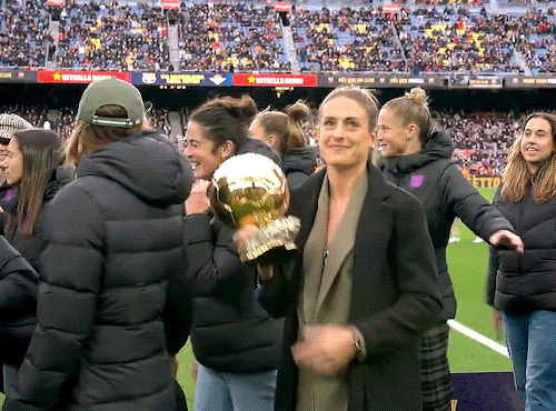 martens-lieke: Alexia shares her Ballon d'Or with Camp Nou ❤️