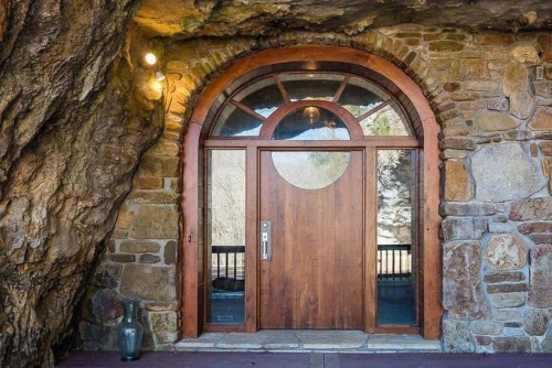 magicalandsomeweirdhometours:The Beckham Creek Cave House in Jasper, Arkansas is the most modern one