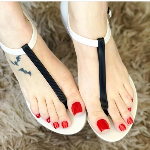 jfc223: @luna.feet #pies #pied #pieds #piedini #pés #pezinhos #barefoot #feet #foot #wrinkles #yogaf