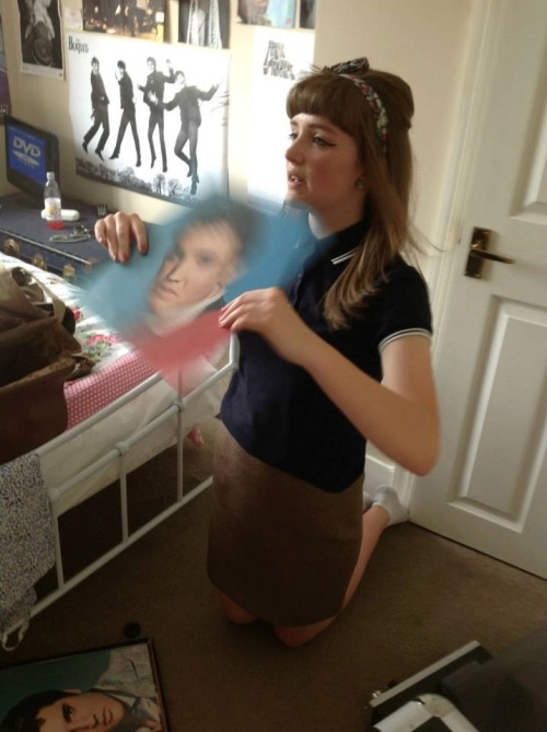 corpse-in-my-mouth:  Katie fanning herself with my elvis record erm no can u not 