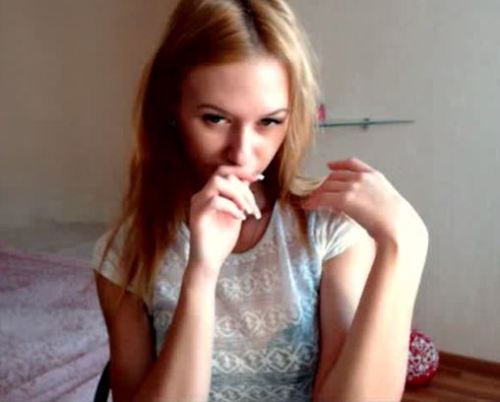 Jeune blonde de 20 ans exhibe son petit cul devant la webcam elle est adorable cette coquine clique 