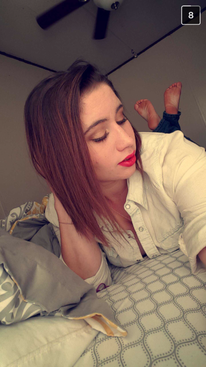 teengirlsfeetarebeautiful: Lovely submission. Beautiful Size 7 feet of a stunning 19 year old.