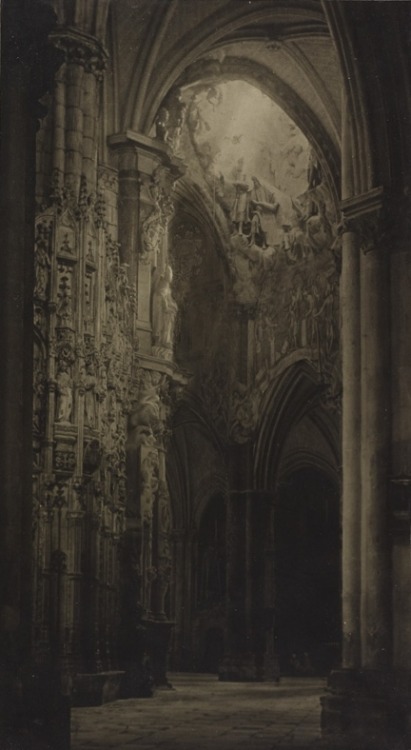 dame-de-pique: Alexander Keighley - In the Cathedral, Segovia, 1935