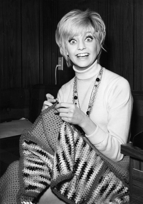 lostpolaroids:Goldie Hawn knitting during a break in the production of Cactus Flower - 1969.
