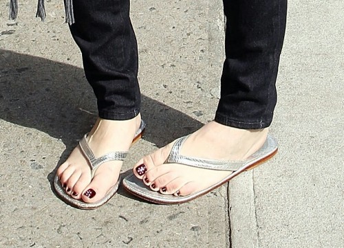 lovetotasteher420:  celebfeet69:Kaley cuoco’s feet  ❤️❤️❤️❤️👃👅👣