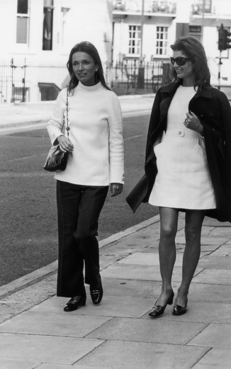 Jackie Kennedy and her sister Lee Radziwill