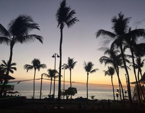 #Holoholo downtown off #AliiDrive earlier this week around #sunset. #Kailua #Kona, #BigIslandHawaii 