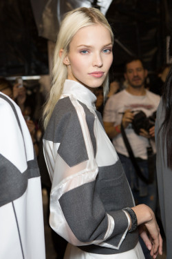 quick-cashing:  Sasha Luss