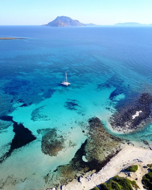 visitalonissos:gemsofgreece:Drone image of Psathoura from Alonissos by Marina Vernicos. The marine p