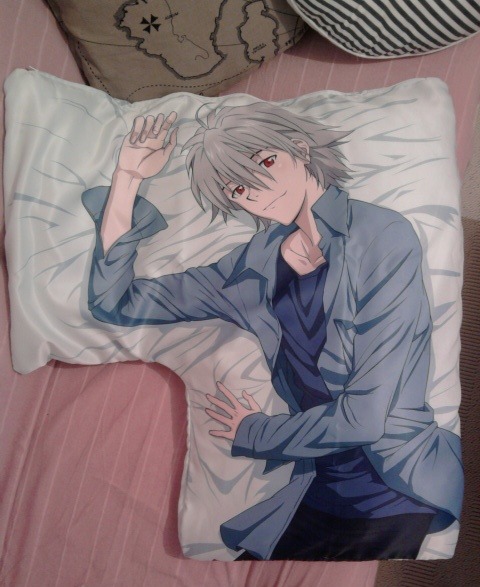 coffeesatz:  i didn’t know what i was getting myself into when this was ordered. that thing is freakin’ huge! i think this is now officially the most fangirlishly-freakish item in my whole career as a fangirl :I 