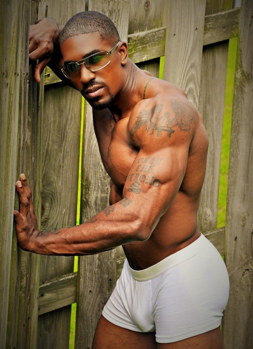 dcnupe:  beautifulblackmenfromphilly:  http://beautifulblackmenfromphilly.tumblr.com/  🎲🎲