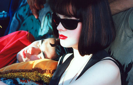 ezequiel-y:  Rose McGowan dans The Doom Generation de Gregg Araki. 