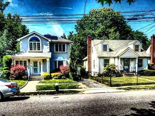 Houses in #Castleton_Corners, #Staten_Island.  www.instagram.com/p/CdzjnCYs6nA/?igshid=NGJjM