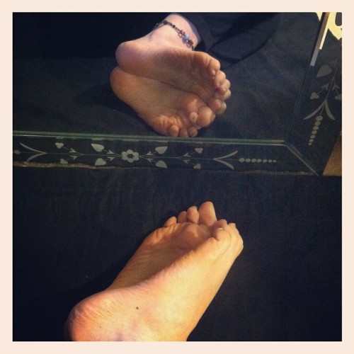 #mirrorshot #soles #toescrunch #feet #footfetish