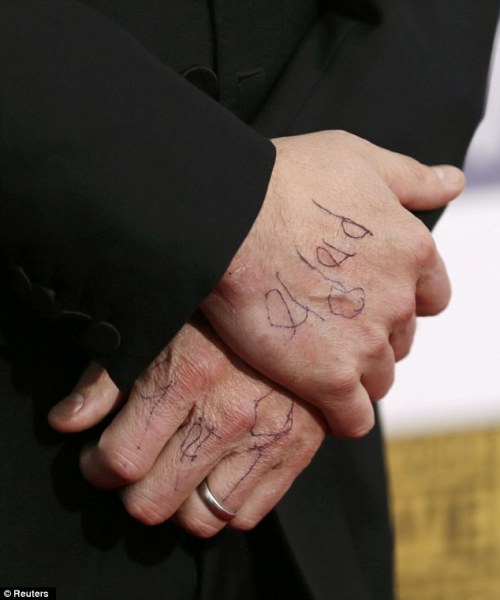 shineandromeda:Affleck, went on to thank his family by saying, “My daughter wrote my name on my hand