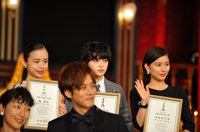 techiparco:     Hirate Yurina at Japan Academy Award. She won Rookie of the Year