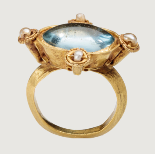 gemma-antiqua:Byzantine blue glass, pearl, and gold ring, dating to the early 6th century CE. 